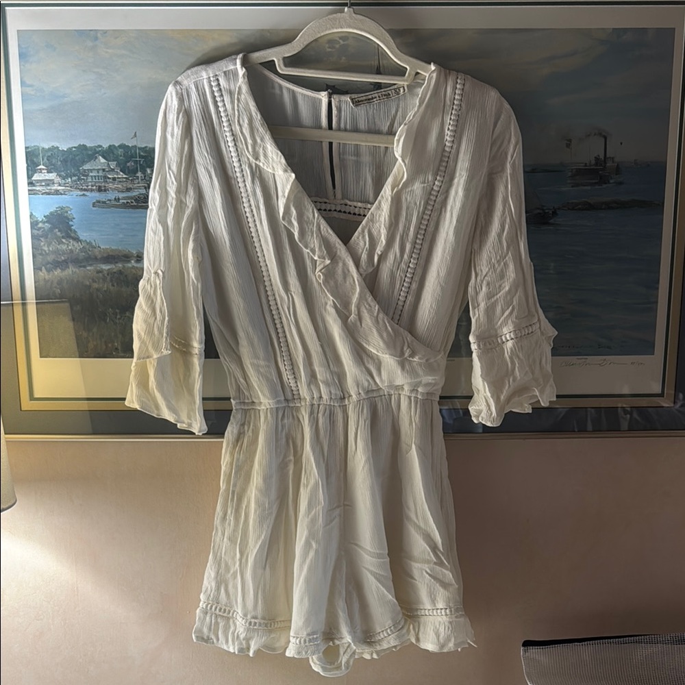 Abercrombie & Fitch White Ruffled V-Neck Romper 🤍